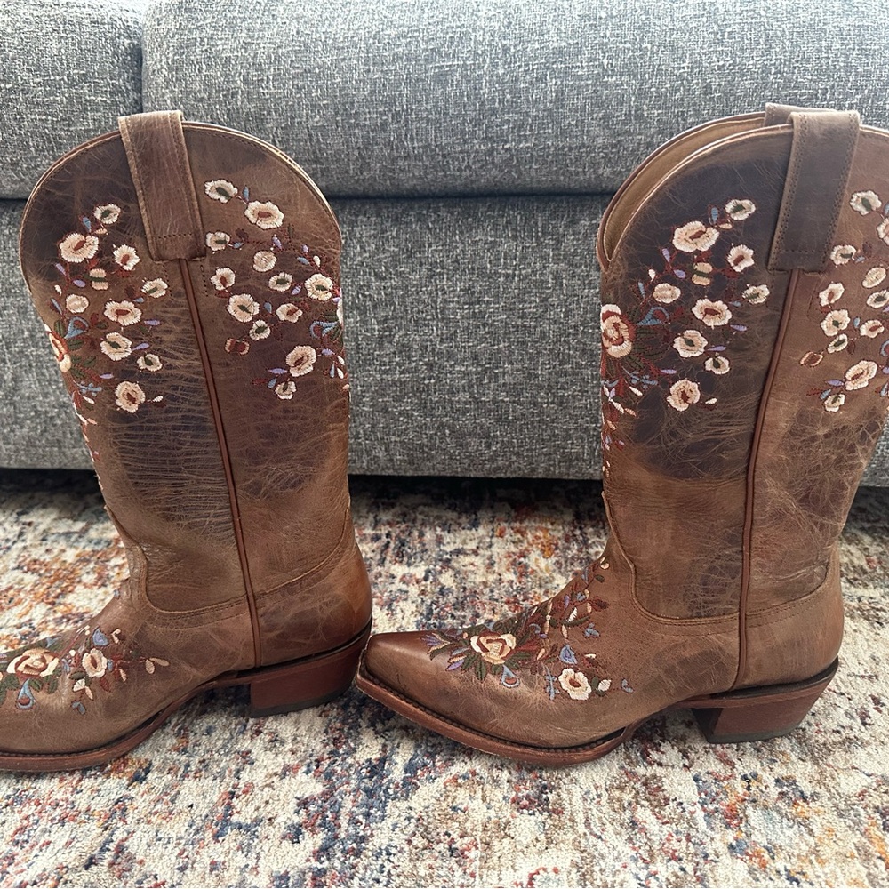 Shyanne Women's Maisie Floral Embroidered Western Leather Boots - Snip Toe - Picture 2 of 3